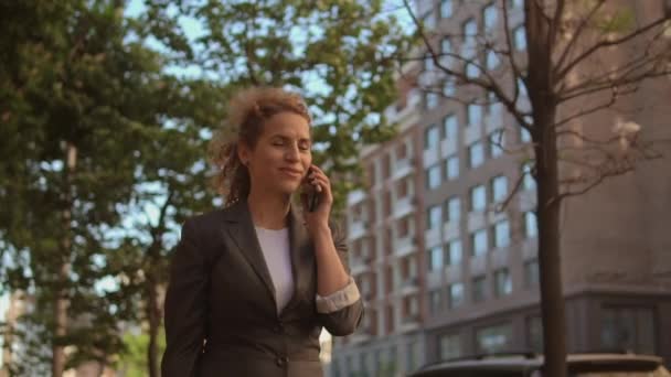 Zajęty kobiety w szary garnitur rozmawia przez telefon — Wideo stockowe