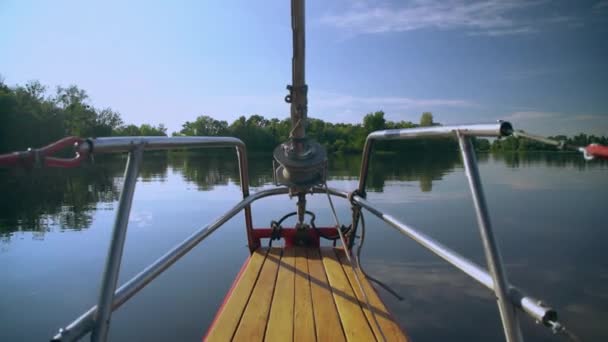 Zeil boot glijden in open water bij zonsopgang — Stockvideo