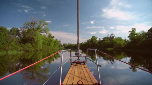 Barca di legno sta andando alla deriva sul canale del fiume — Video Stock