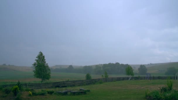 Día lluvioso en el campo — Vídeos de Stock