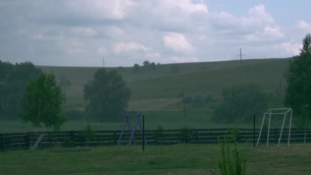 Starkregen außerhalb der Stadt — Stockvideo