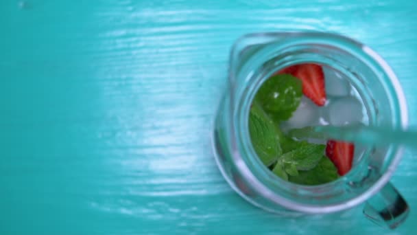 Zutaten für hausgemachte Limonade mischen — Stockvideo