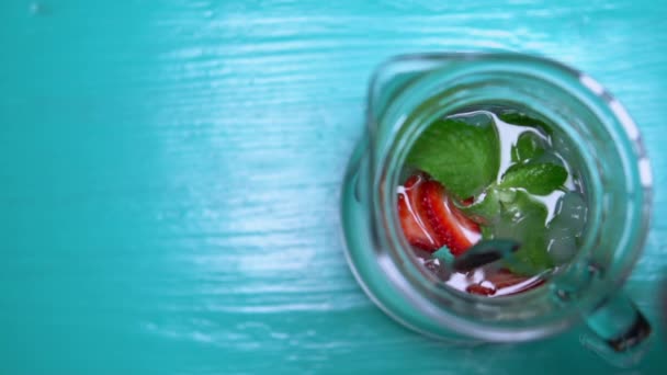 Mescolare la bevanda aromatizzata alla menta fatta in casa con un cucchiaio — Video Stock