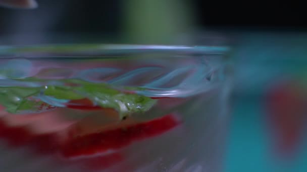 Mezcla de ingredientes en un efecto bokeh de vidrio — Vídeos de Stock