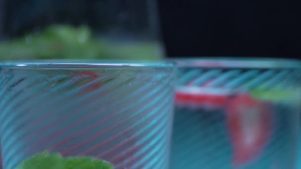 炎炎夏日波光粼粼的饮料 — 图库视频影像