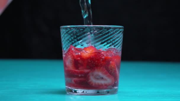 Refreshing drink for summer heat — Stock Video