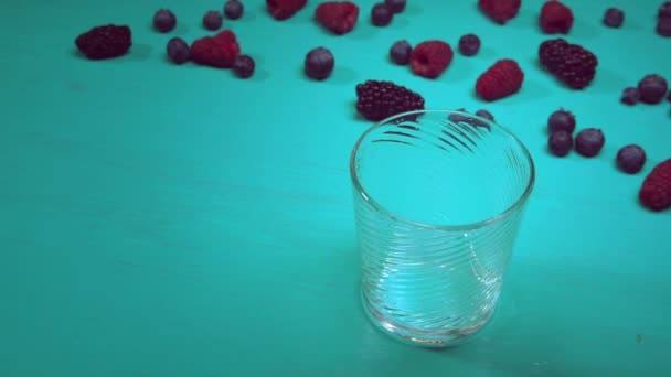 Rote Smoothies ins Glas gießen — Stockvideo