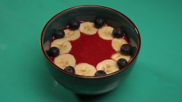 Cold cake with fruits and berries in a bowl — Stock Video