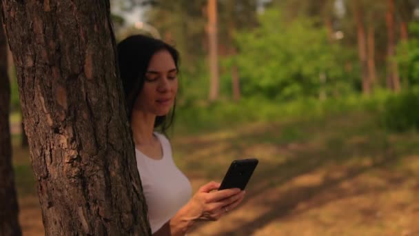 Närbild ansikte kvinna i skog — Stockvideo