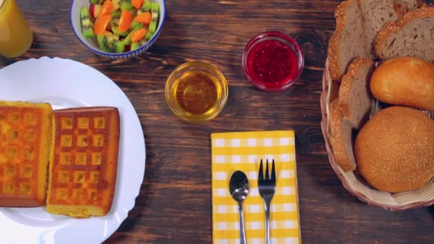 Desayuno continental en una mesa de madera — Vídeos de Stock