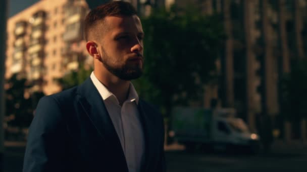 Ciddi erkek işadamının cadde boyunca yürür — Stok video