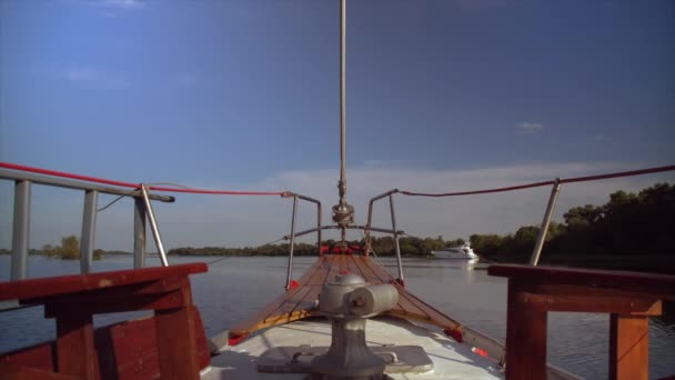 Particuliere houten boot passeert moderne jacht in Europese riviera — Stockvideo