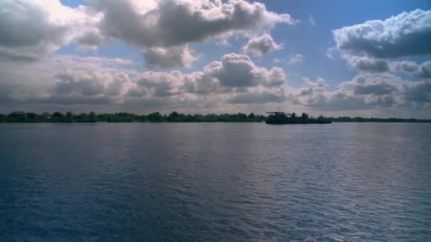 舰锚船在路堤附近漂流 — 图库视频影像