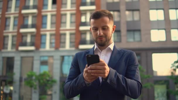 Чоловік отримав хороші новини на своєму смартфоні — стокове відео
