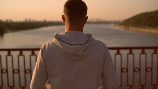 Активний чоловік насолоджується видом на місто вранці — стокове відео