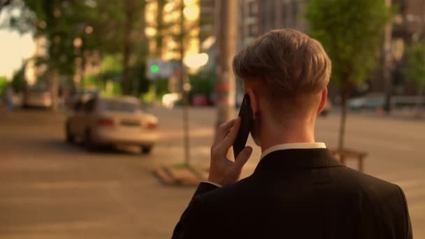 Jovem empresário confiante usando telefone celular — Vídeo de Stock