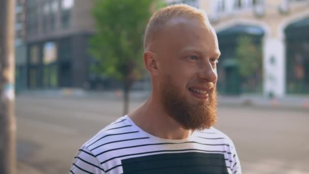 Hombre alegre disfruta de la vida en la gran ciudad — Vídeos de Stock