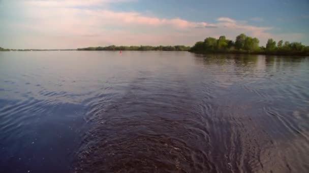 Ringar på vattnet efter båtar flytande — Stockvideo