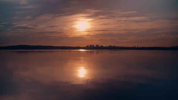 Horizonte entre el paisaje acuático y la puesta de sol — Vídeo de stock