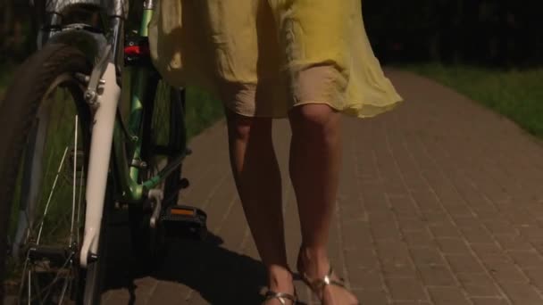 Femme promenades portant son vélo — Video