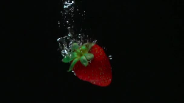 Macro disparo de fresa que viene después de hundirse — Vídeo de stock