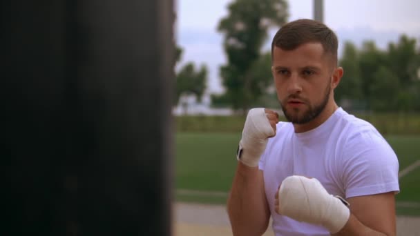 Atleta masculino perforación punchball — Vídeo de stock