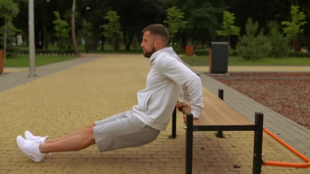 Man doet omgekeerde push-ups — Stockvideo