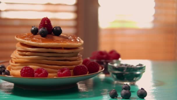 Gustosa colazione servita su un tavolo — Video Stock