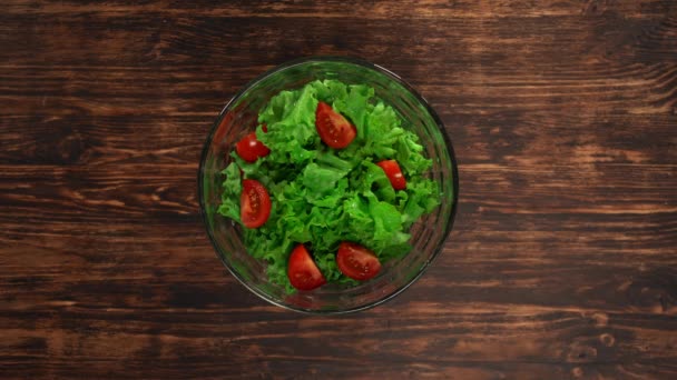 Bovenaanzicht van een vrouwelijke maken salade — Stockvideo