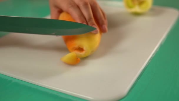Γυναίκα χρησιμοποιώντας μαχαίρι και κοπή του σκάφους για να κόβουμε φρούτα — Αρχείο Βίντεο