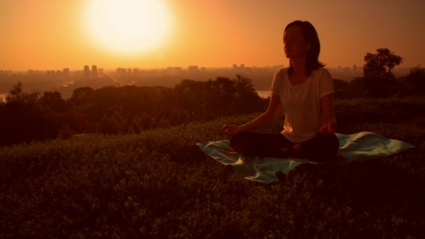 Señora practicando asanas al aire libre — Vídeos de Stock