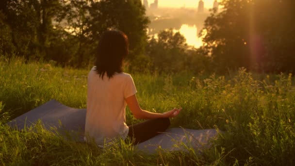 Señora practicando yoga al aire libre — Vídeo de stock