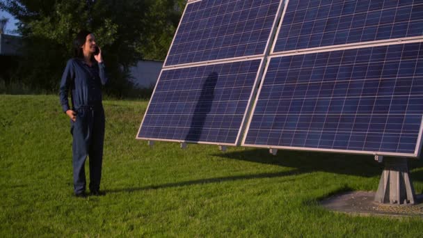 Técnico habla por teléfono por el panel solarcell — Vídeos de Stock