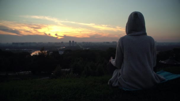 Meditação menina vista traseira — Vídeo de Stock