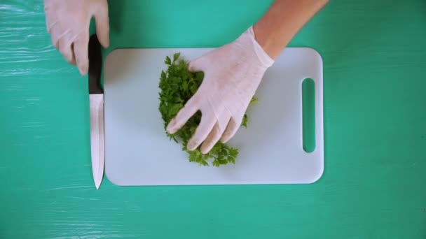 Chef cuisinier couper le persil sur un tableau blanc — Video