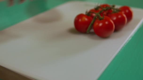 Femme coupant des tomates — Video