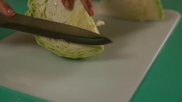 Lahana parçalamak için bıçak kullanan kadın — Stok video