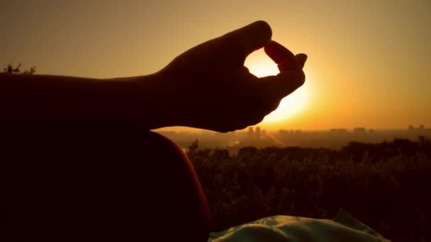 Paesaggi mozzafiato di una città durante la lezione di yoga all'aperto — Video Stock