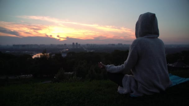 Meditación femenina al aire libre — Vídeos de Stock