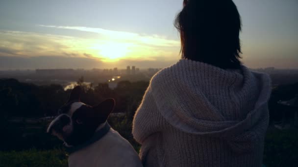Flicka med husdjur att observera naturen — Stockvideo