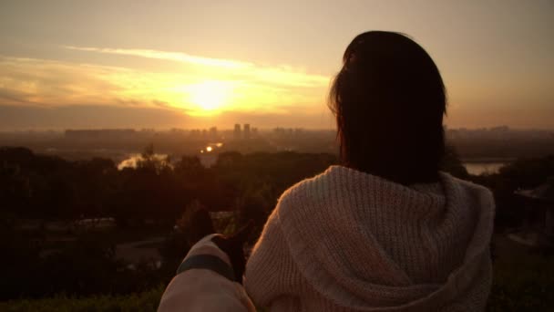 Chica viendo el sol brillar — Vídeo de stock