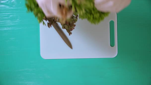 緑の野菜はまな板で提供しています 白い机にナイフを産む — ストック動画