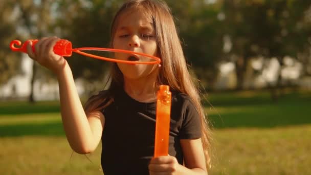 Klein meisje is zeepbellen blazen — Stockvideo