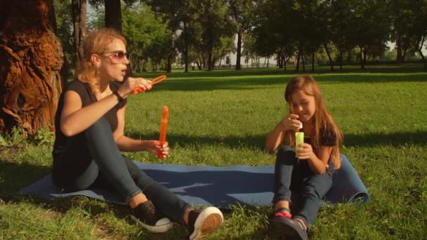 Woman plays with her daughter — Stock Video