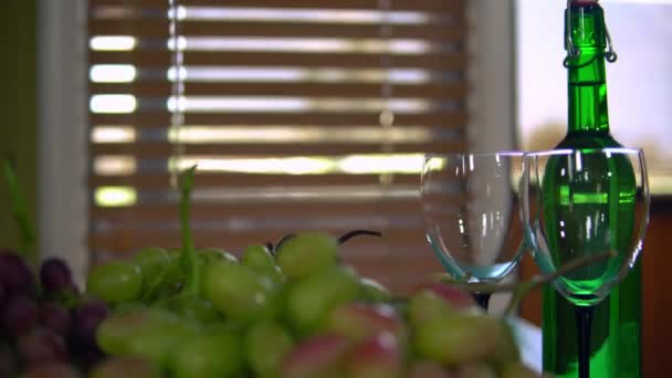 Witte druiven geserveerd op de tafel — Stockvideo