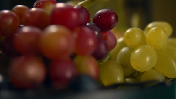 Mångfärgade druvor serveras på en maträtt — Stockvideo