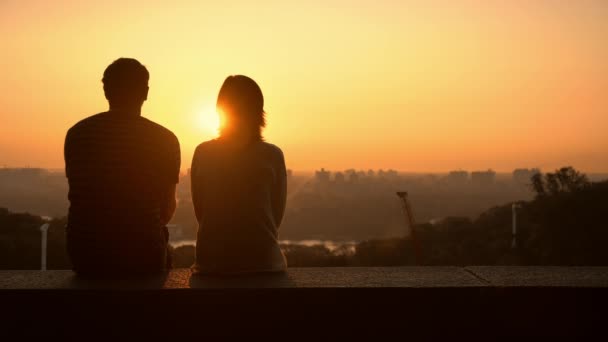 Casal observando o pôr do sol — Vídeo de Stock