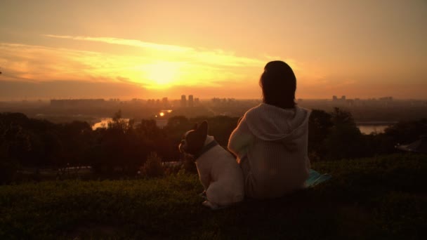 Frauen mit französischer Bulldogge bei Sonnenuntergang — Stockvideo