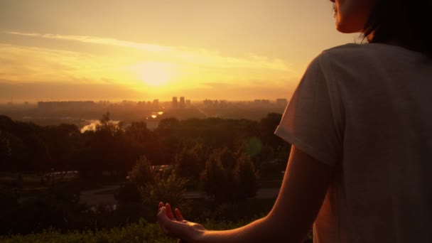 Közelről részletek női meditáció — Stock videók