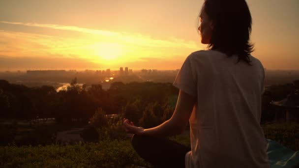 Meditatie in stedelijke stad in de ochtend — Stockvideo